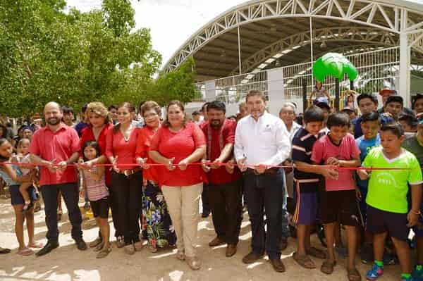 Al poner en funcionamiento la cancha de usos múltiples y techumbre en la comunidad de Tikinmul, obra en la que el Ayuntamiento de Campeche destinó una inversión de 4.1 millones de pesos
