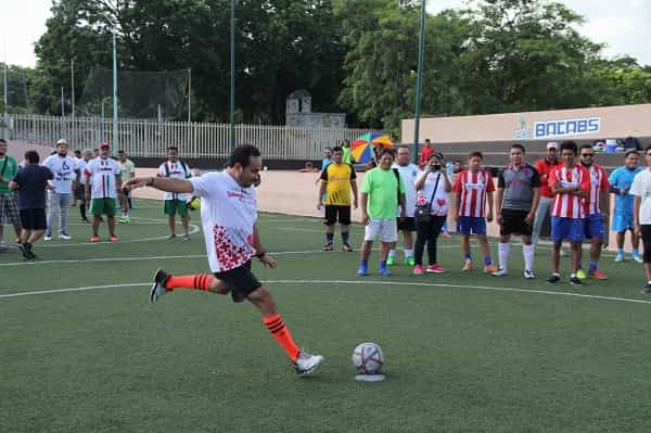 El titular de la Unidad de Comunicación Social, Walter Olivera Valladares, dio la patada inaugural de la Liga de Fútbol para Comunicadores “Crecer en Grande”, segunda edición