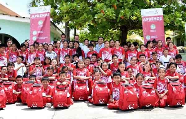 SUPERVISAN ENTREGA DE UNIFORMES Y MOCHILAS DE “APRENDE” A NIÑOS DE PRIMARIAS URBANAS