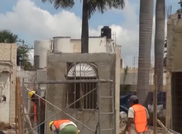Empresa que protegió una planta de palma real, reconstruye el nicho de la "La Cruz de Cabrío" que destruyeron por las obras que realizan y que tiene un gran valor histórico